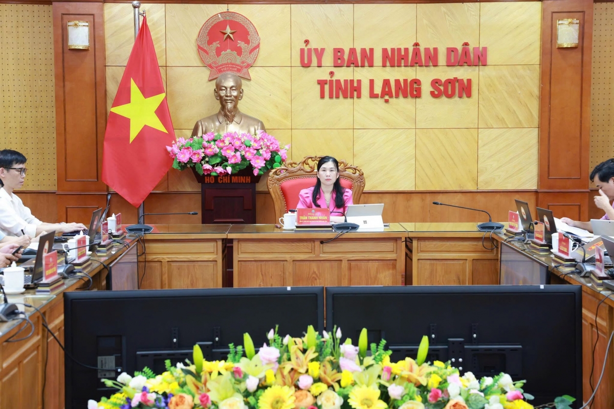Đồng chí Trần Thanh Nhàn, Phó Chủ tịch UBND tỉnh cùng lãnh đạo một số sở, ban, ngành, đoàn thể tham dự hội nghị qua điểm cầu Lạng Sơn (Ảnh: Báo Lạng Sơn)