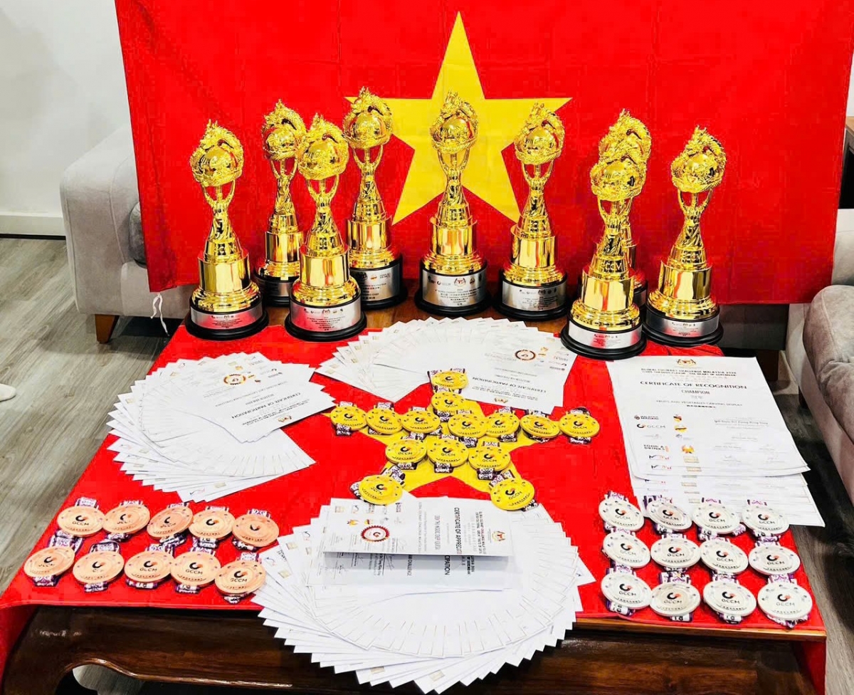 Những tấm huy chương và Cúp danh giá đội tuyển Hội Đầu bếp Hà Nội đạt được tại cuộc thi. Ảnh: BTC