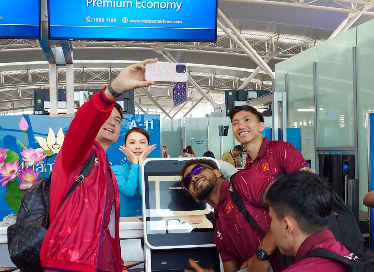 Các tuyển thủ tươi cười check-in trước chuyến bay (Ảnh: VFF)