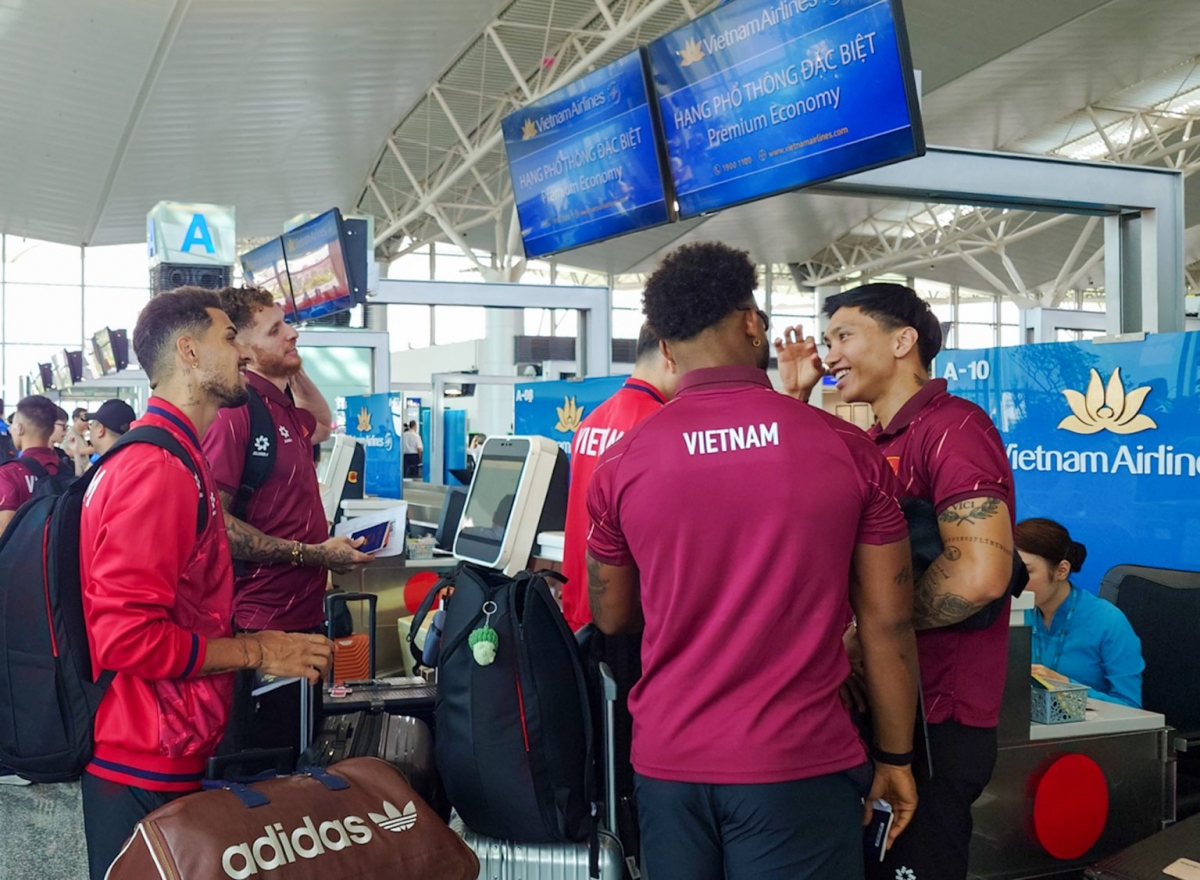 Các cầu thủ làm thủ tục tại sân bay Nội Bài trước giờ lên đường sang Incheon (Ảnh: VFF)