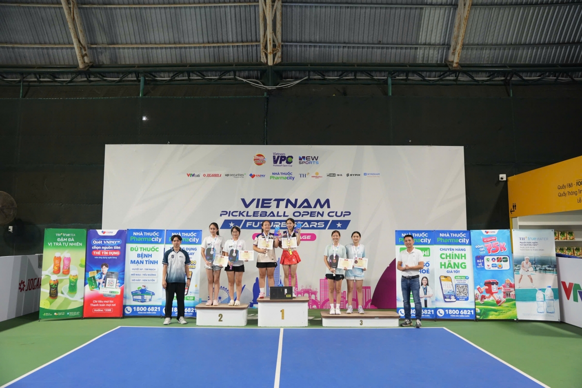 Trao thưởng cho các VĐV xuất sắc nội dung đôi nữ U16 (ảnh: BTC)