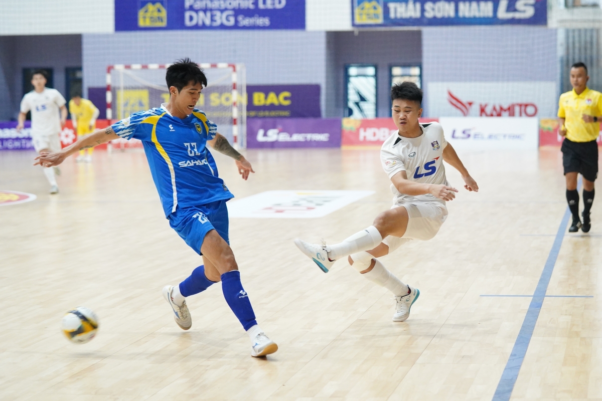Sau bàn thua Thái Sơn Bắc (áo trắng) dần lấy lại thế trận và giành chiến thắng chung cuộc 3-1