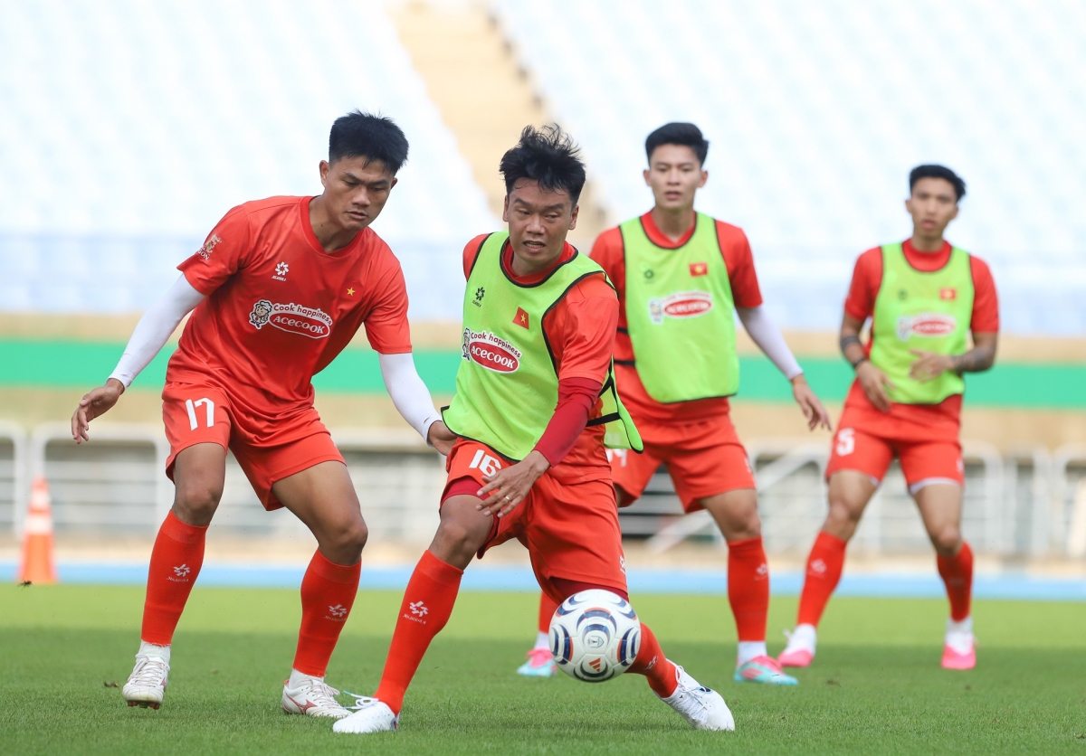 Những đàn anh như Thành Chung có thể truyền đạt kinh nghiệm cho Quang Kiệt (Ảnh: VFF)