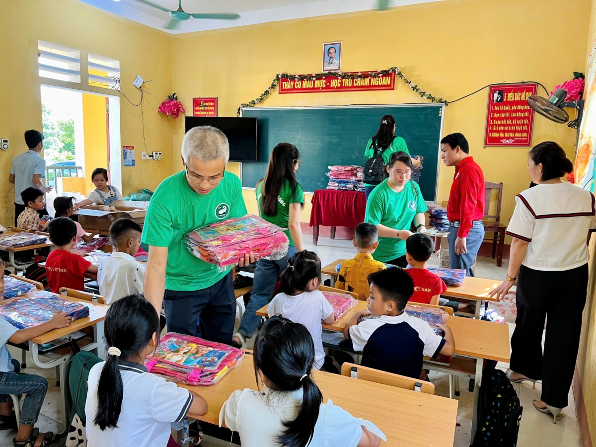 E2K tặng quà cho các em học sinh tại Trường Tiểu học Tân Lập, xã Văn Miếu, tỉnh Phú Thọ (Ảnh: NVCC)