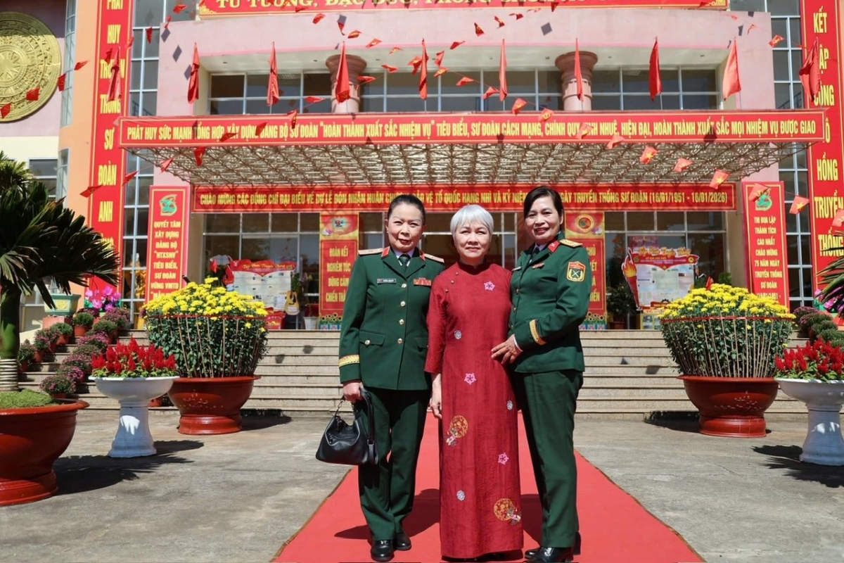 Đại tá Đàm Thị Tố Giang (ngoài cùng bên phải) và thân nhân của các liệt sỹ tại sư đoàn 320 Tây Nguyên anh hùng - đơn vị của cha (Ảnh: NVCC) 