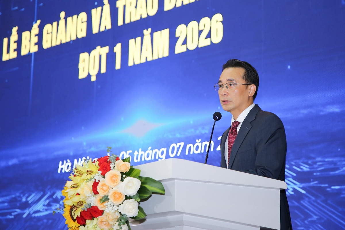 GS.TS Chử Đức Trình, Hiệu trưởng trường Đại học Công nghệ (ĐHQG Hà Nội) phát biểu sáng tại buổi lễ bế giảng và trao bằng tốt nghiệp, sáng 5/7 (Ảnh: UET)