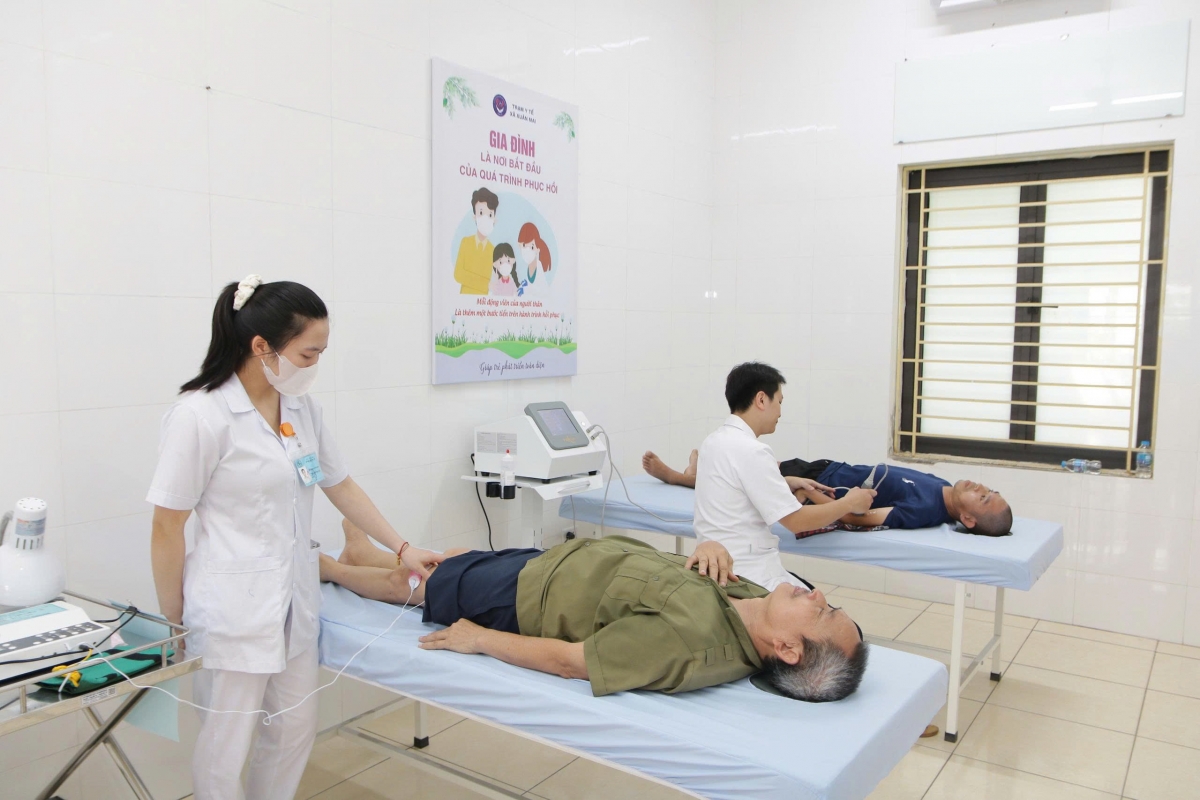 Sáng 8/7, tại điểm Y tế Thủy Xuân Tiên đã diễn ra hoạt động khám sàng lọc 50 người dân có nguy cơ hoặc biểu hiện khuyết tật nhưng chưa được xác định mức độ khuyết tật (Ảnh: Duy Tân/Sở Y tế HN)