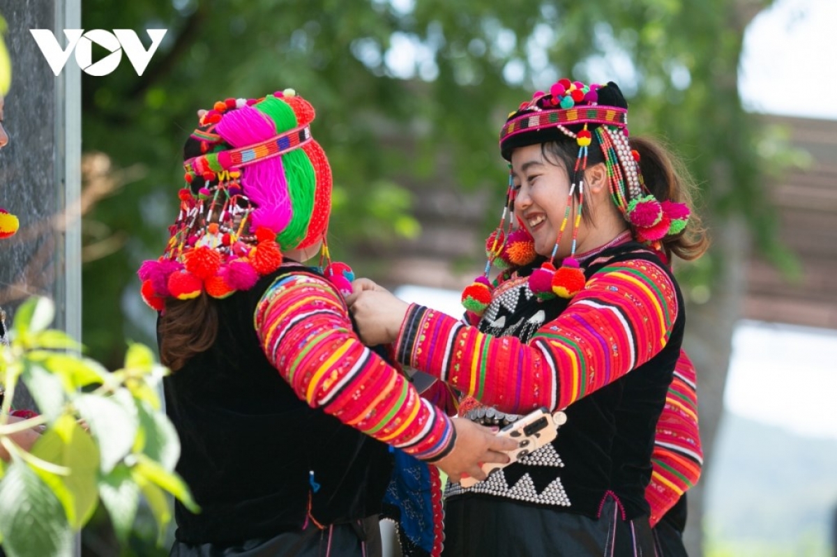 Trang phục của phụ nữ Hà Nhì Hoa sặc sỡ sắc màu