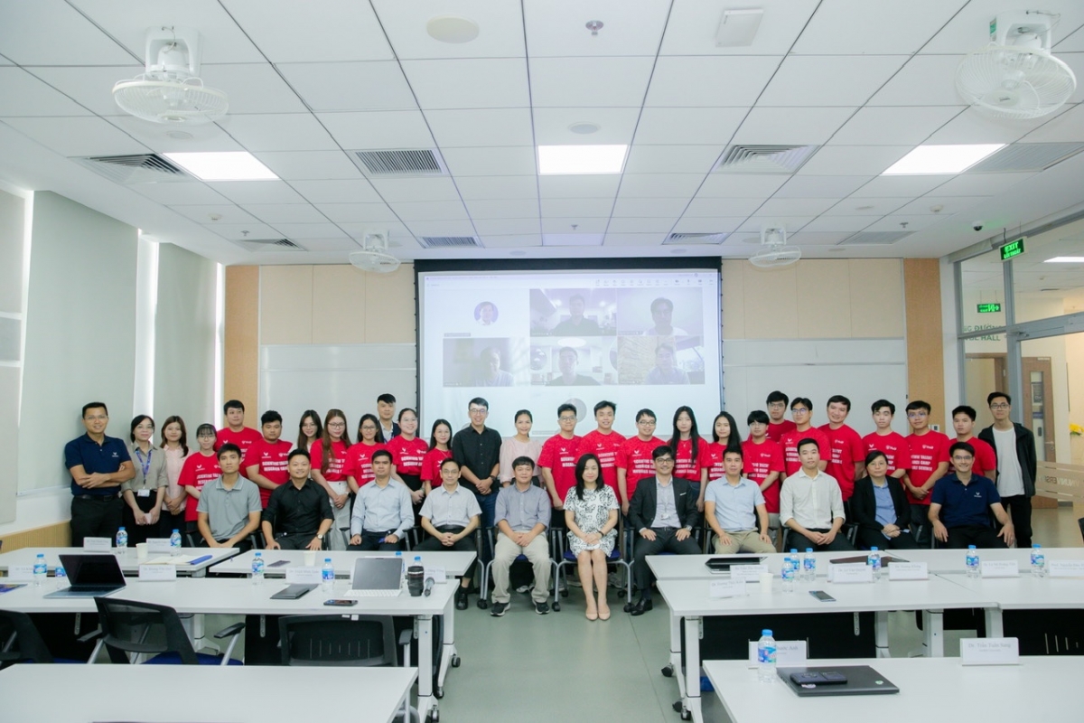 Các GS, các nhà khoa học và các học viên tham gia Trại Tài năng Khoa học (Ảnh: VinUni)