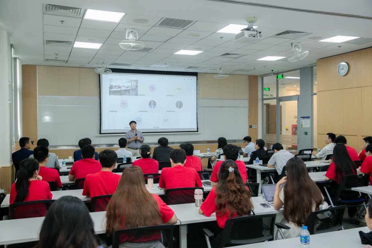 Tiến sỹ Nguyễn Mạnh Hà (Đại học Missouri–Columbia) tham gia giảng dạy tại Trại Tài năng Khoa học 2026 (Ảnh: VinUni)