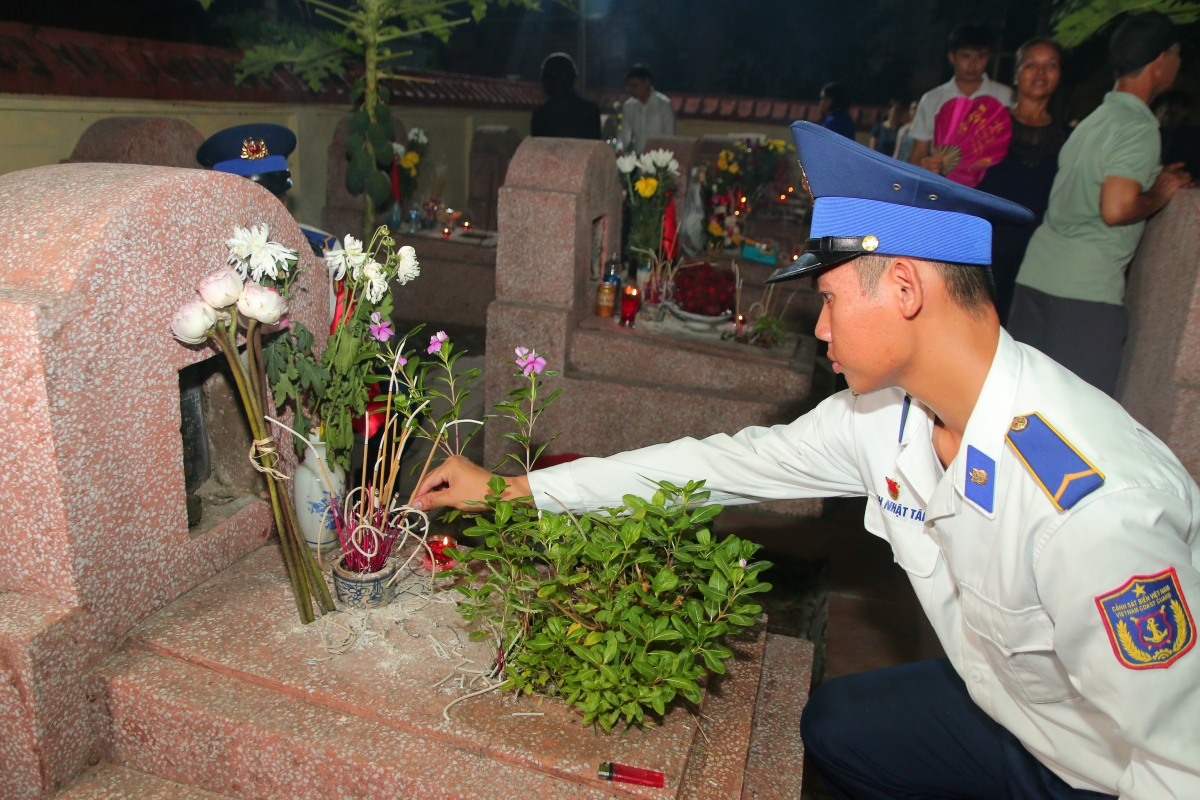 Chiến sĩ cảnh sát biển thắp nến tri ân các anh hùng liệt sĩ (Ảnh: Văn Minh)/