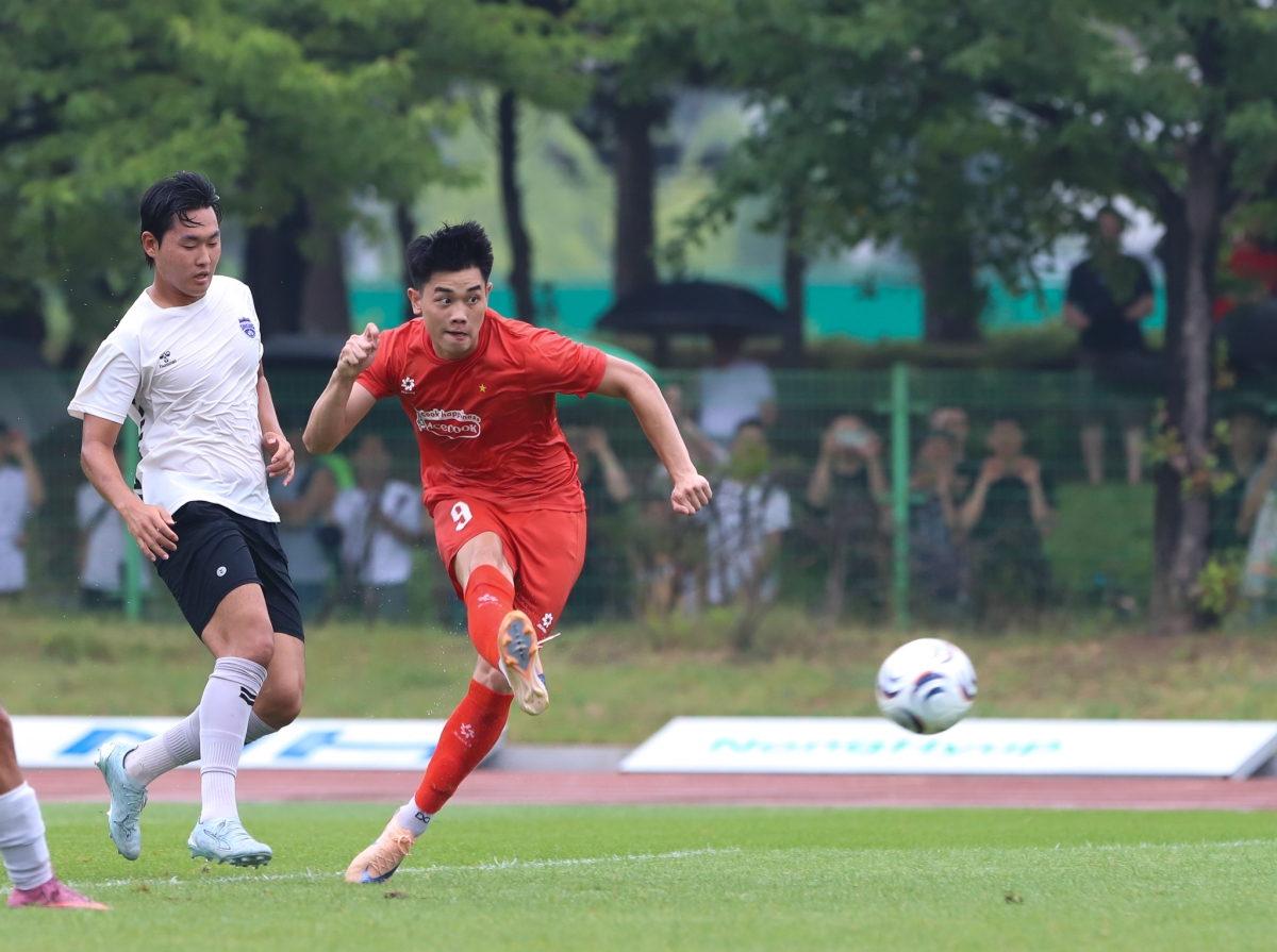 Đình Bắc ấn định chiến thắng 6-0 cho các chiến binh sao vàng (Ảnh VFF)