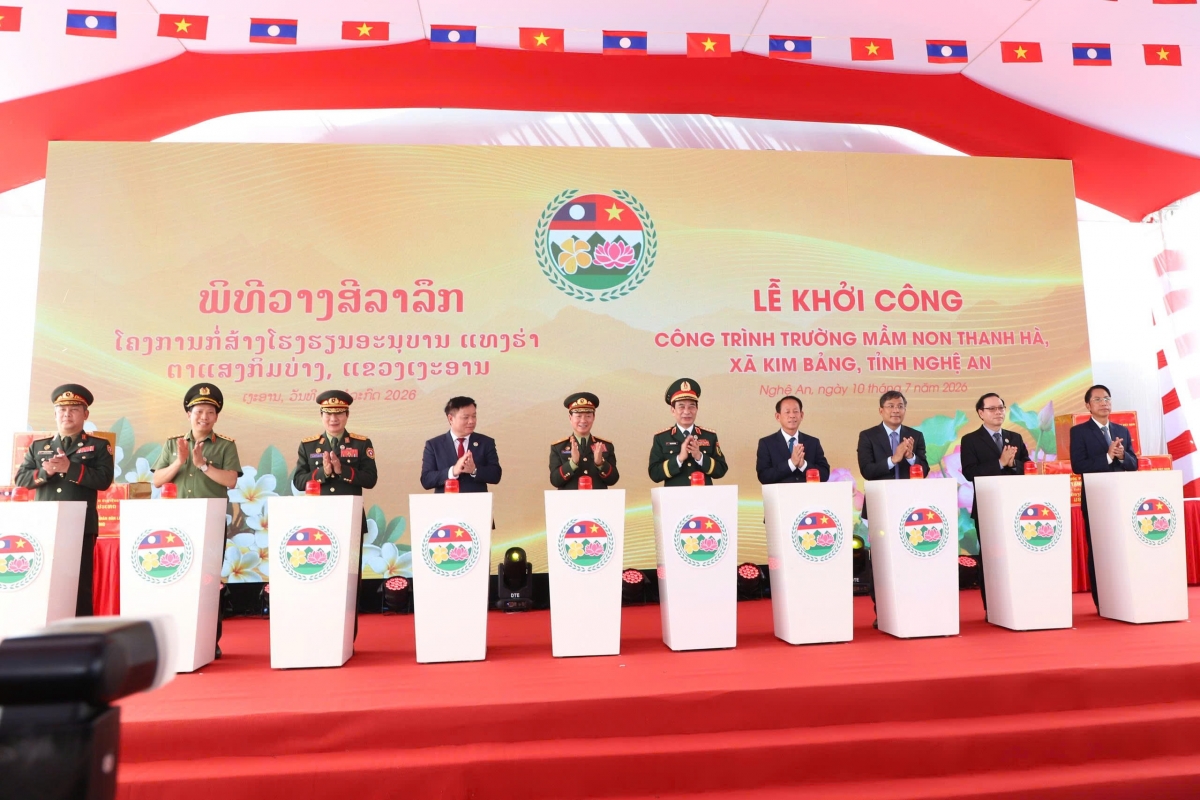 Lãnh đạo hai nước bấm nút khởi công công trình trường học (Ảnh: Ngọc Lâm)