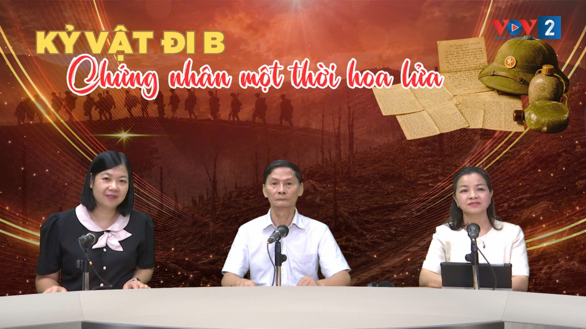 Bà Nguyễn Thị Nga (bên phải) và ông Nguyễn An Hải tham gia chương trình tại phòng thu trực tiếp của VOV2.