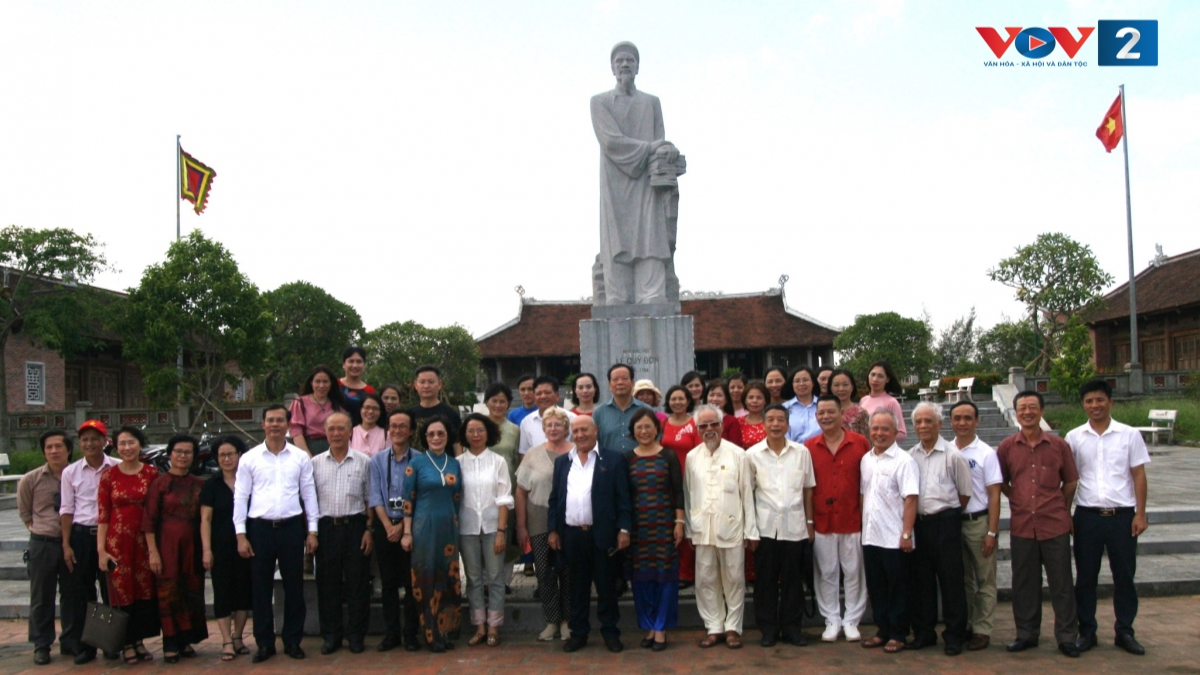 Đoàn đại biểu các nhà khoa học trong nước và quốc tế về thăm Khu tưởng niệm danh nhân Lê Quý Đôn tại xã Lê Quý Đôn, tỉnh Hưng Yên.