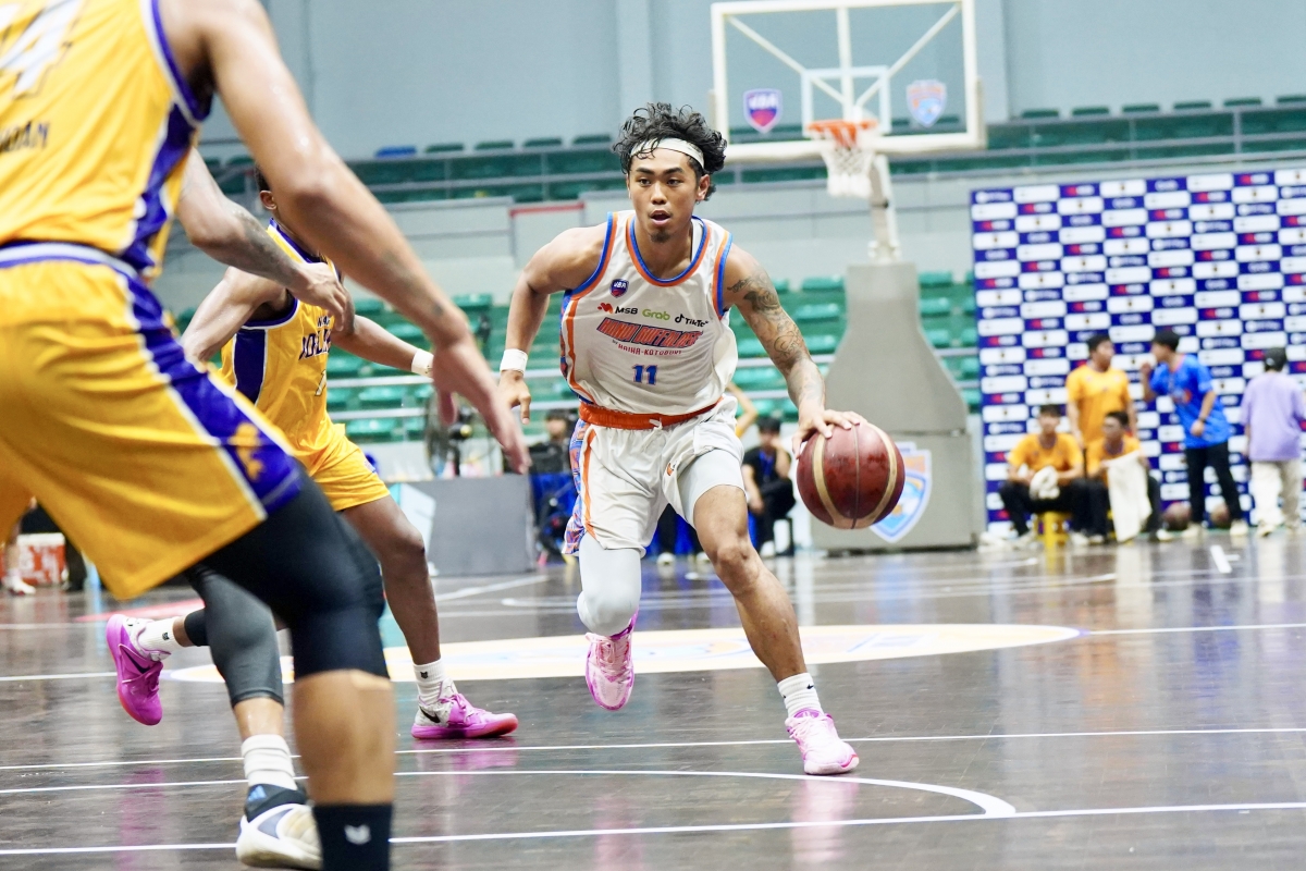 Hanoi Buffaloes (trắng) lần đầu tiên phải nhận thất bại ở mùa giải năm nay (ảnh: VBA)