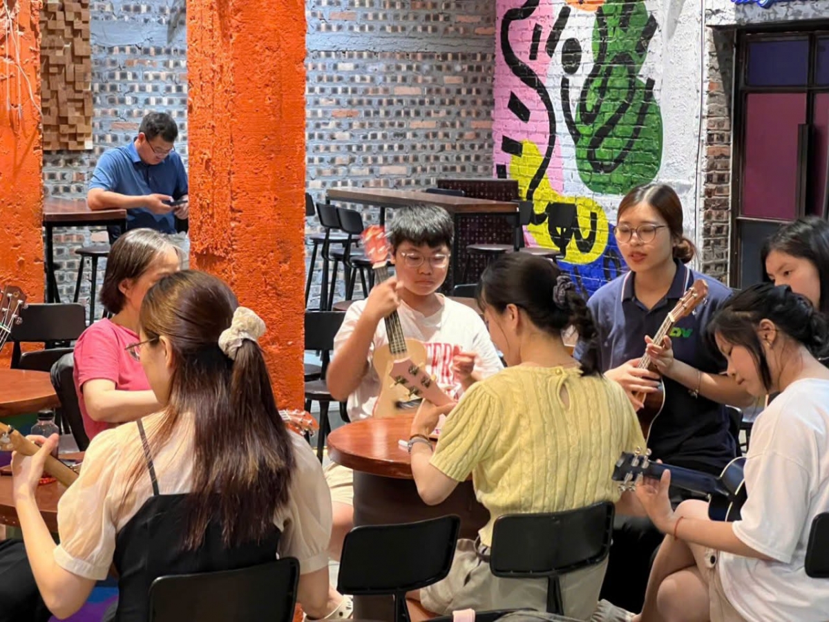 Lớp học đàn thuộc nhóm lớp nghệ thuật của dự án "Lớp học dịu dàng". Ảnh: NVCC