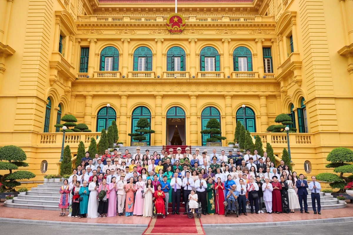 Chị Lương Hồng, đồng sáng lập dự án "Lớp học dịu dàng" đã vinh dự góp mặt trong 100 tấm gương làm việc tốt được vinh danh tại Phủ Chủ tịch hồi giữa tháng 6/2026. Ảnh: NVCC