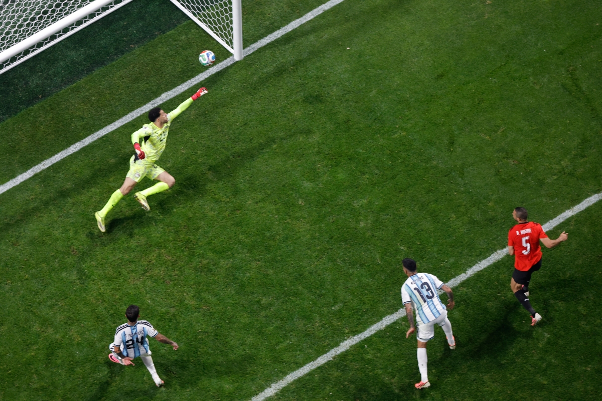 Messi tạt bóng chuẩn xác cho Romero khởi đầu cuộc ngược dòng (Ảnh: AP)