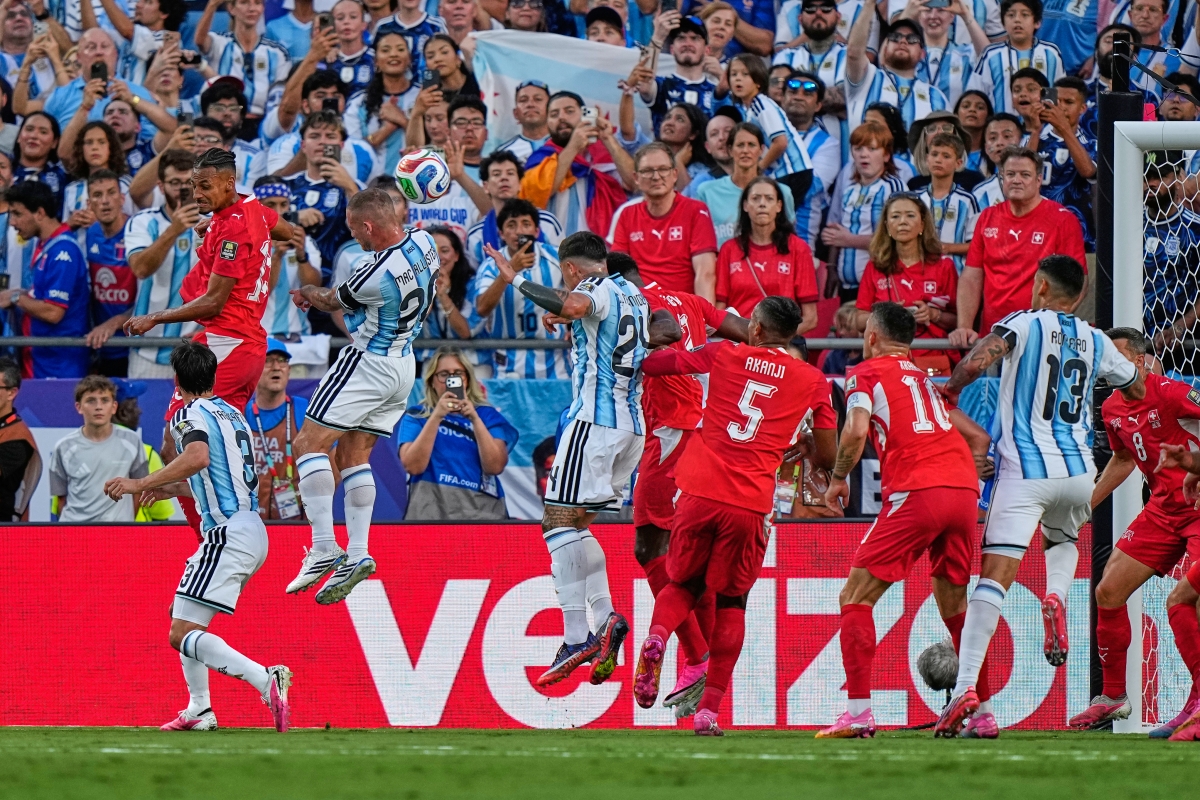 Messi treo bóng chính xác cho Mac Allister mở tỷ số (Ảnh: AP)