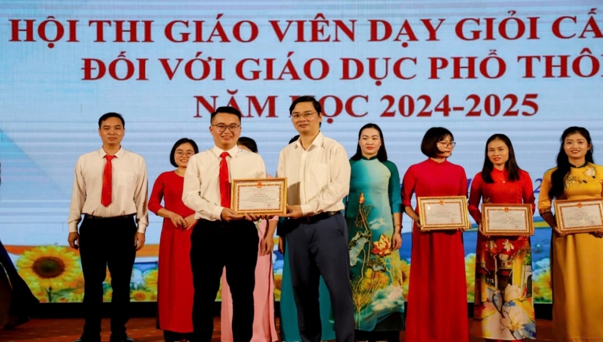 Nguyễn Hà Duy nhận Giấy khen của Giám đốc Sở GD-ĐT tại hội thi giáo viên dạy giỏi cấp tỉnh năm học 2024-2025 (Ảnh: Trang TTDT phường Minh Xuân)