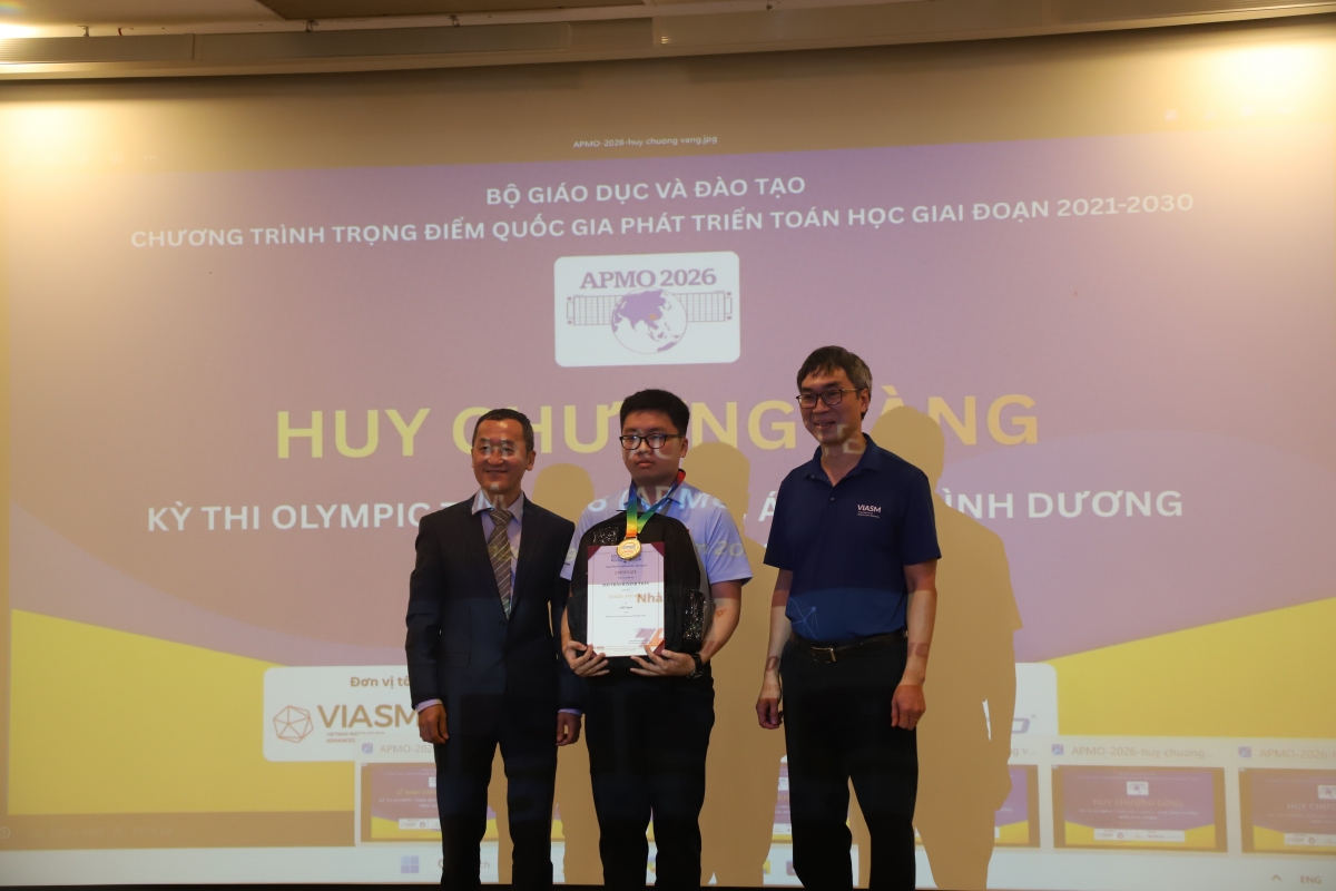 Trần Đại Thành Danh, học sinh lớp 12, Trường Phổ thông Năng khiếu, Đại học Quốc gia TP. Hồ Chí Minh( ảnh giữa ) với kết quả thi đạt 27 điểmgiành Huy chương vàng APMO 2026 ( Ảnh : Thu Lương )