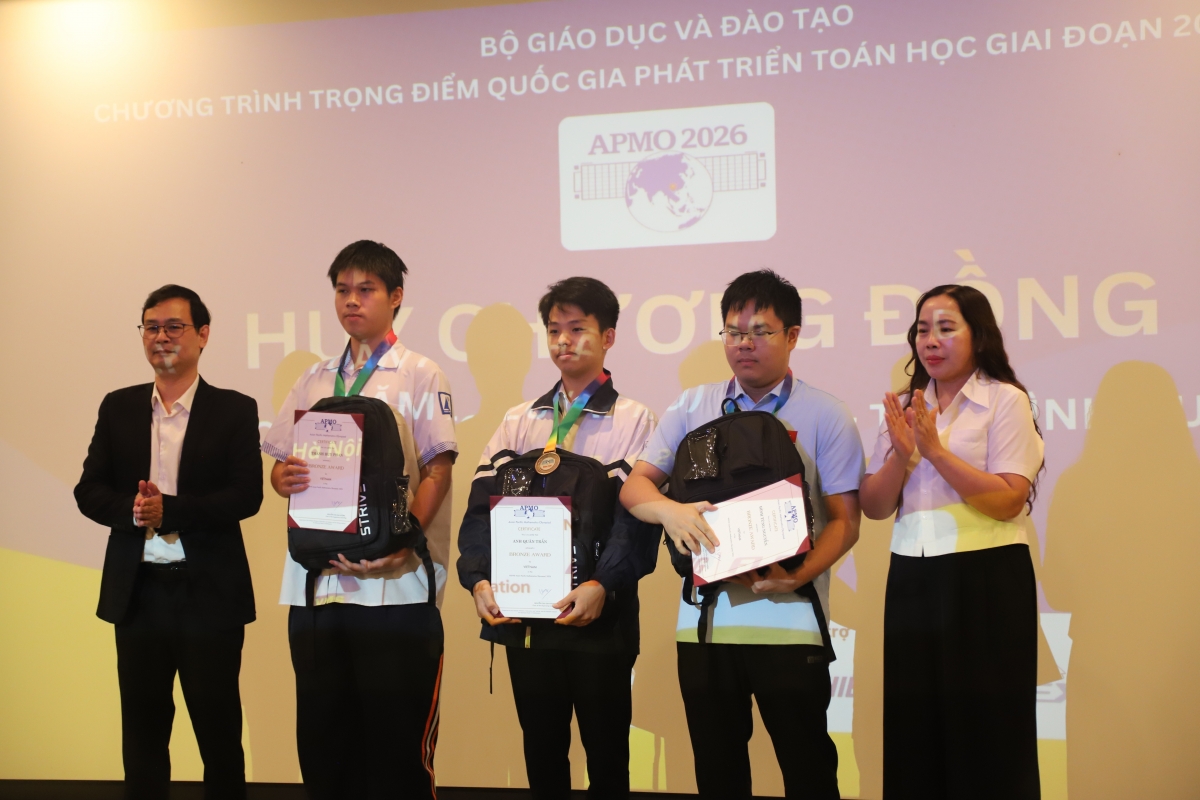 Nhóm thí sinh đạt HCĐ APMO 2026 ( Ảnh : Thu Lương )