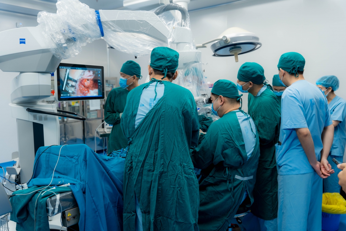 Các bác sĩ đang phẫu thuật cấy điện cực cấy điện cực ốc tai điện tử cho bệnh nhi bị điếc bẩm sinh. Ảnh: BVCC