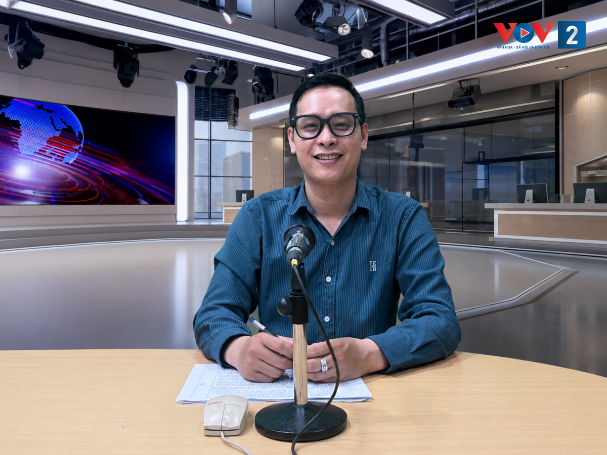 TS. Nguyễn Tuấn Anh tại phòng thu VOV2