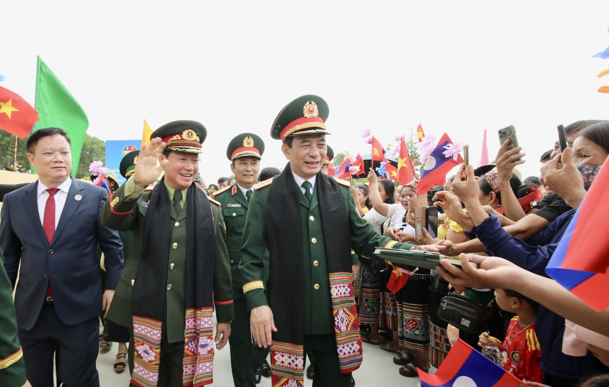 Người dân biên giới chào đón sự xuất hiện của Bộ trưởng Bộ Quốc phòng 2 nước Việt Nam và Lào
 (Ảnh: Khánh Toàn)