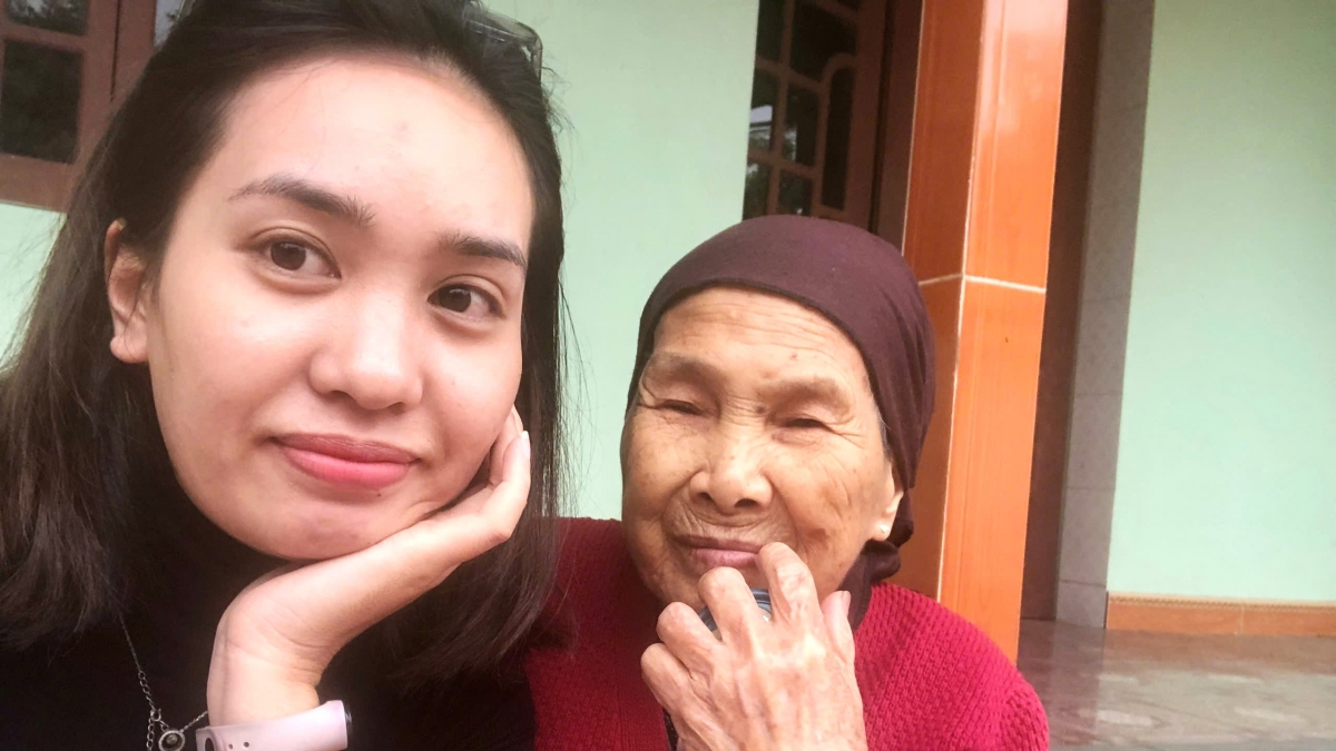 Lan thường quay chụp hình cùng bà để lưu giữ làm kỷ niệm mỗi chuyến về quê (Ảnh: NVCC)