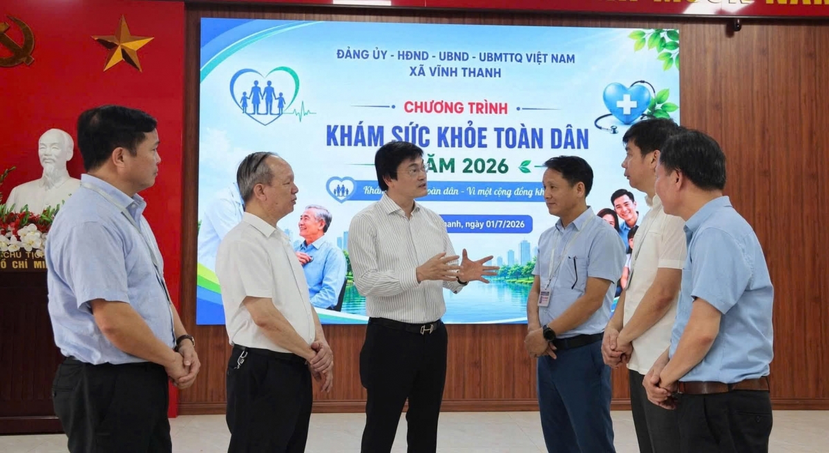 Ông Nguyễn Trọng Diện- Giám đốc Sở Y tế Hà Nội (đứng giữa) tại chương trình khám sức khỏe toàn dân tại xã Vĩnh Thanh. Ảnh Duy Tuân (Sở YTHN)