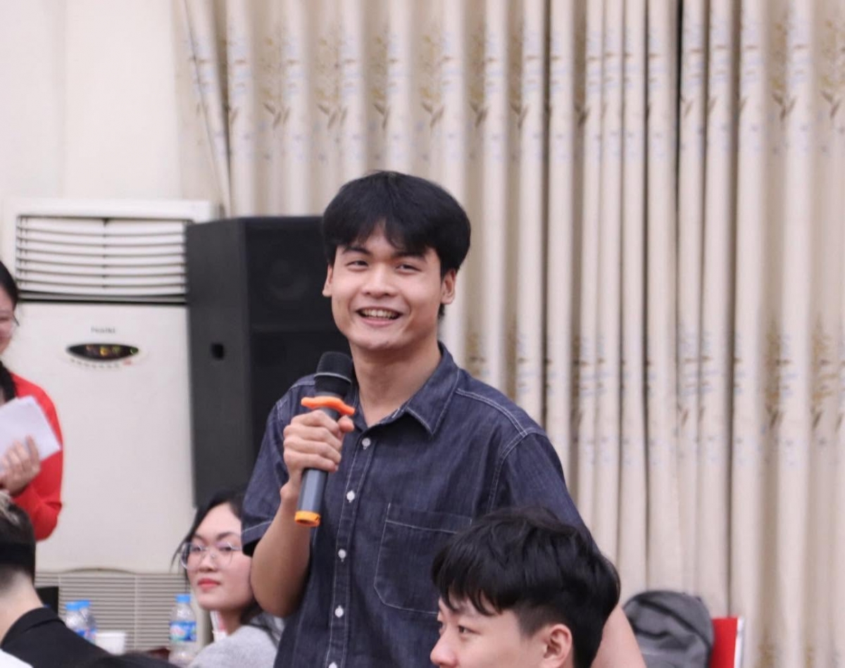 Phùng Quang Thịnh, "giáo viên" đứng lớp tiếng Anh của dự án "Lớp học dịu dàng". Ảnh: NVCC