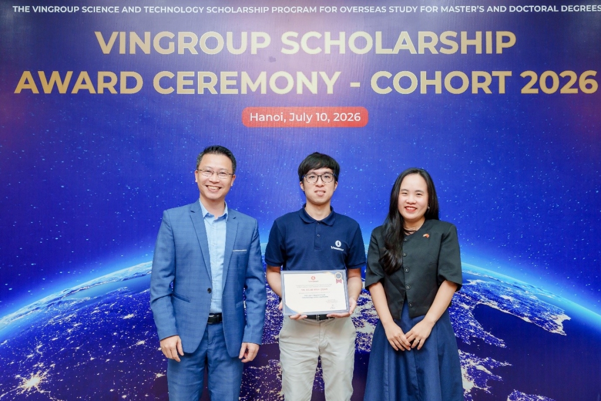Đoàn Minh Quân (đứng giữa) nhận học bổng cho chương trình Tiến sĩ tại ĐH Hoàng gia London (Imperial College London) (Ảnh: VinUni)