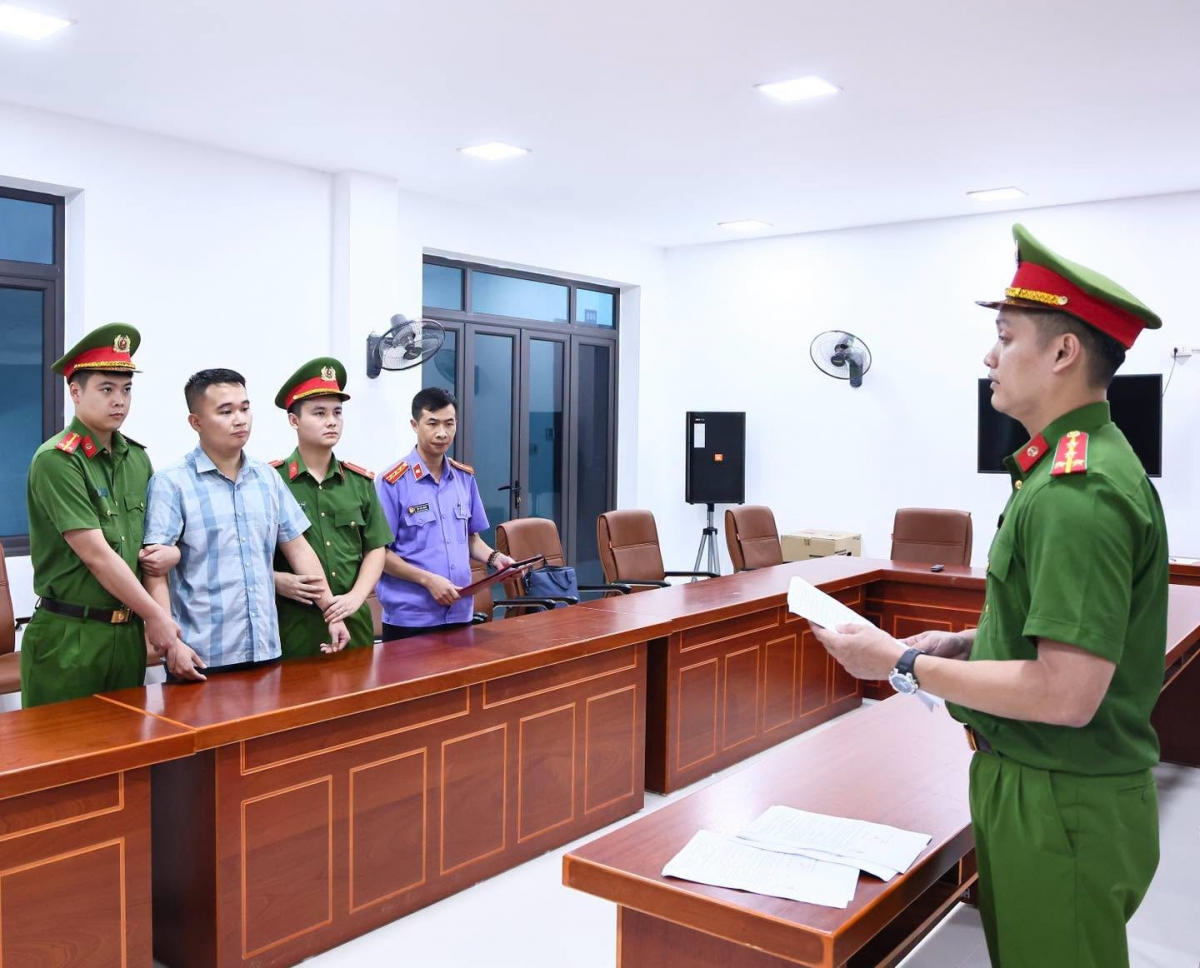 Cơ quan Công an bắt tạm giam một giáo viên Trường THPT chuyên Tuyên Quang, chiều 5/7 (Ảnh: CA tỉnh Tuyên Quang)
