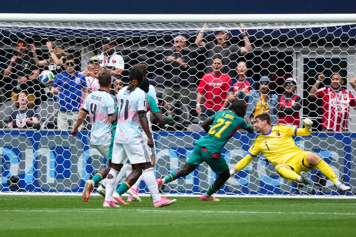 Diarra đánh bại Courtois để đưa Senegal vượt lên từ giữa hiệp 1 (Ảnh: AP)