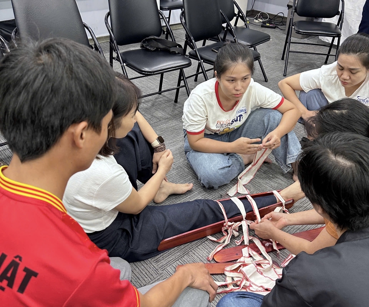 Cô Trịnh Thị Thu Trang, giáo viên dạy trẻ khuyết tật tại xã Thượng Phúc, Hà Nội (Áo trắng giữa ảnh) tham gia lớp học với mong muốn hỗ trợ học sinh và người thân trong những trường hợp khẩn cấp. Ảnh. Ý Dịu
