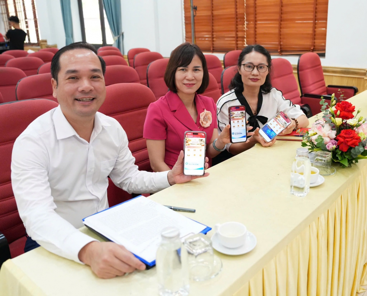 Ông Nguyễn Duy Cương, Phó Chủ tịch Ủy ban nhân dân xã Sơn Đồng và các cán bộ xã cài đặt và sử dụng ứng dụng "Sơn Đồng số" ngay sau khi ra mắt (Ảnh: NVCC)