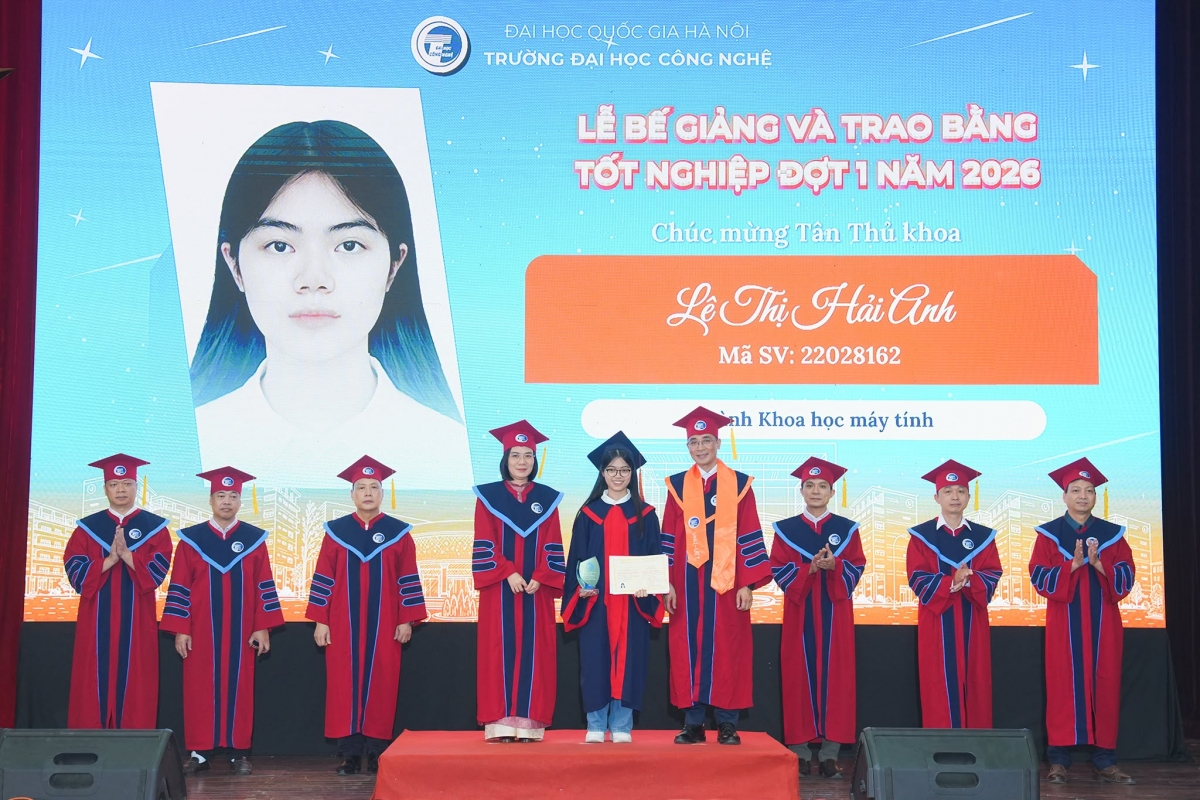 Trao bằng tốt nghiệp cho tân thủ khoa ngành Khoa học máy tính (Ảnh: UET)