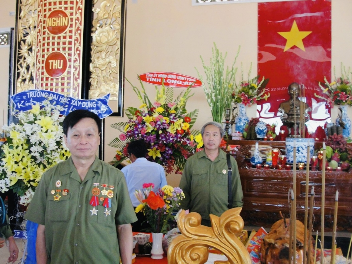 PGS.TS Hoàng Văn Tần dâng hương các liệt sỹ của Trường ĐH Xây dựng Hà Nội tại Khu tưởng niệm Đá Biên - Long An (Ảnh: NVCC) 