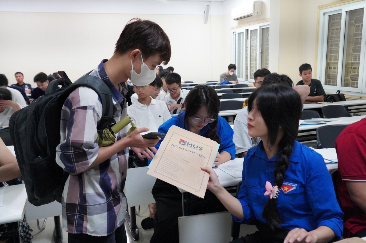 Ảnh: Tân sinh viên K70 trong ngày nhập học tại Trường ( Ảnh : HUS)