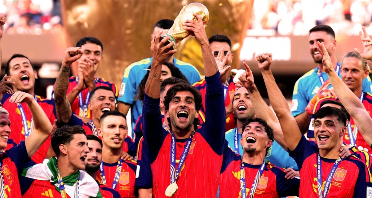 Ferran Torres (cầm cúp vô địch World Cup 2026) cùng các đồng đội hân hoan ăn mừng danh hiệu vô địch thế giới thứ 2 của đội tuyển Tây Ban Nha. Ảnh: FIFA.