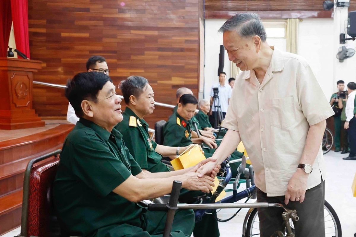 Tổng Bí thư, Chủ tịch nước Tô Lâm gặp mặt các thương, bệnh binh. (Ảnh: VGP)
