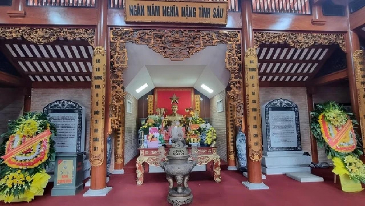 Bên trong gian thờ lưu giữ 2 bia đá là lời dạy của Bác cho các thế hệ tương lai lòng biết ơn tới các Anh hùng cách mạng, thương binh, liệt sĩ đã chiến đấu và hy sinh xương máu để bảo vệ Tổ quốc. (Ảnh: Khu Di tích)