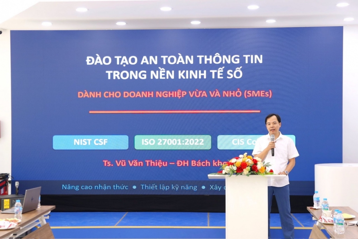TS. Vũ Văn Thiệu giới thiệu định hướng xây dựng khung đào tạo ( Ảnh HUST)