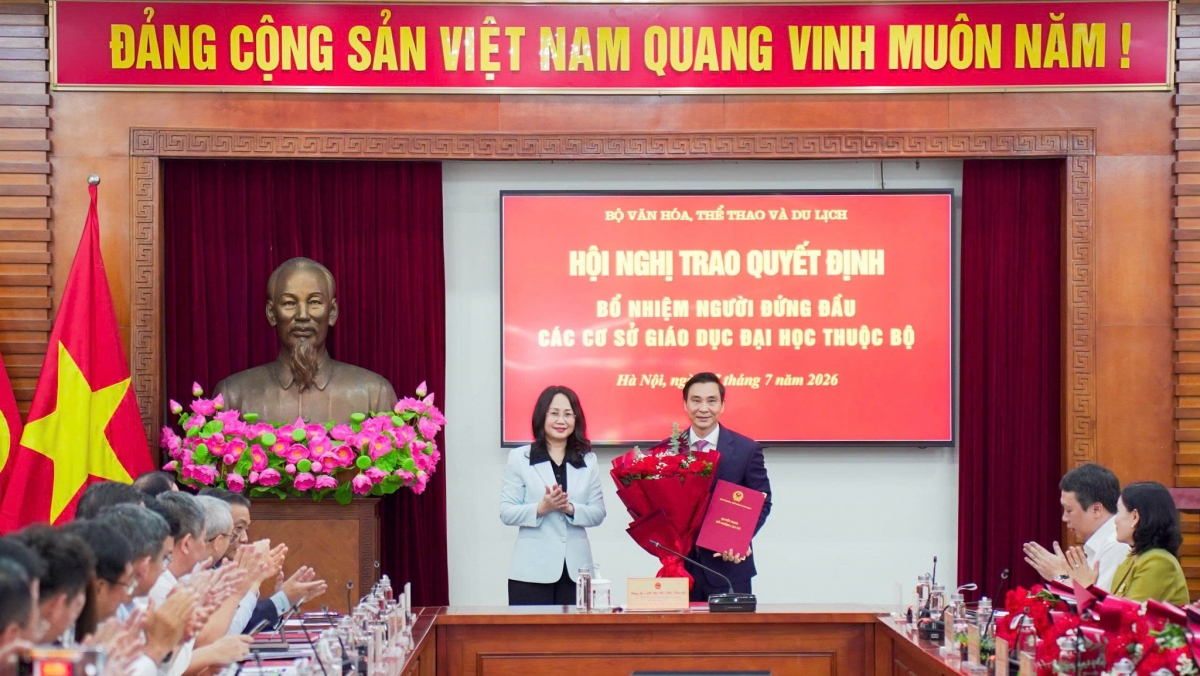 Bộ trưởng Bộ Văn hóa, Thể thao và Du lịch Lâm Thị Phương Thanh trao Quyết định bổ nhiệm cho PGS.TS Đinh Công Tuấn (Ảnh: HUC)
