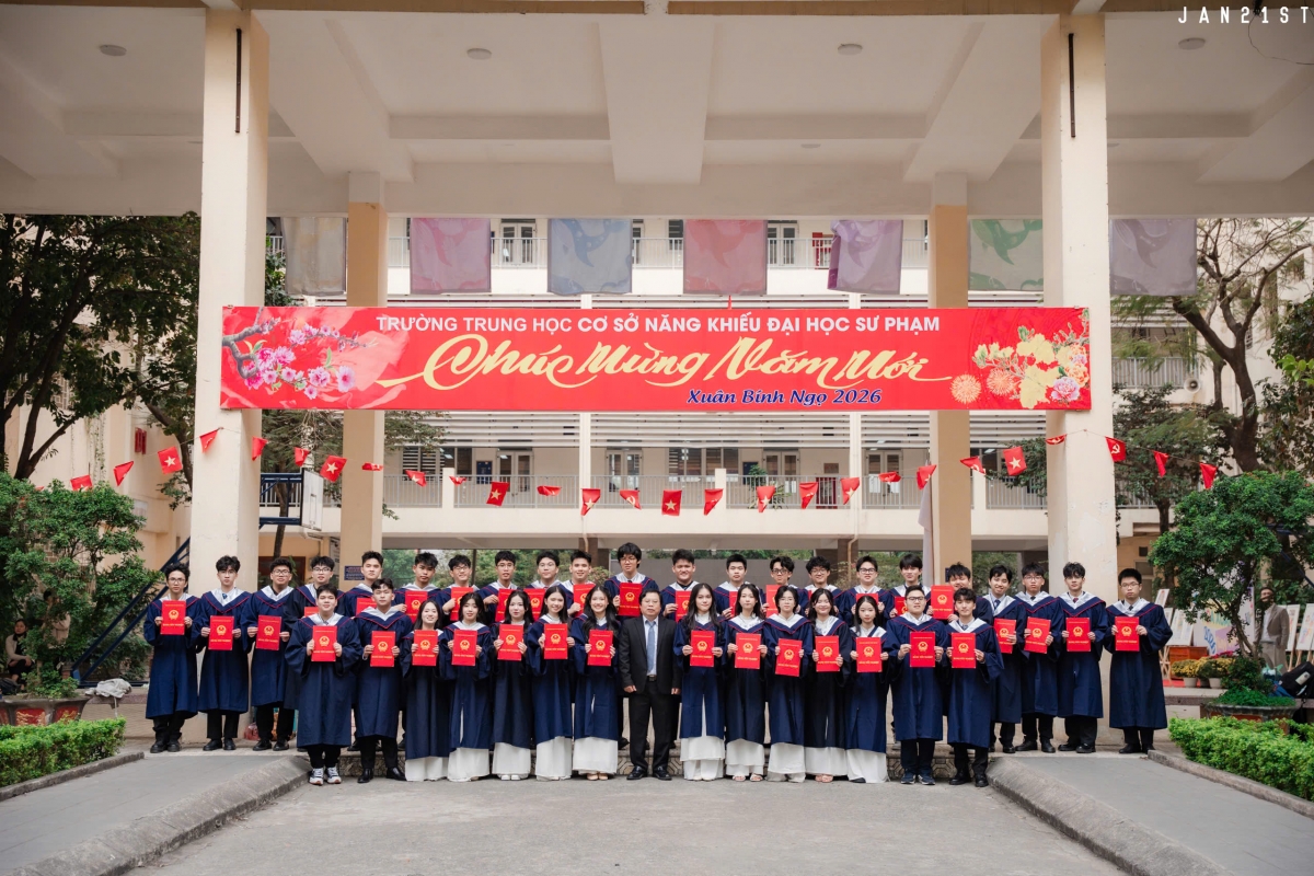 Lớp Toán 1-K57, trường THPT chuyên Sư Phạm thuộc trường đại học Sư phạm Hà Nội của thủ khoa Hoàng Hương Giang.