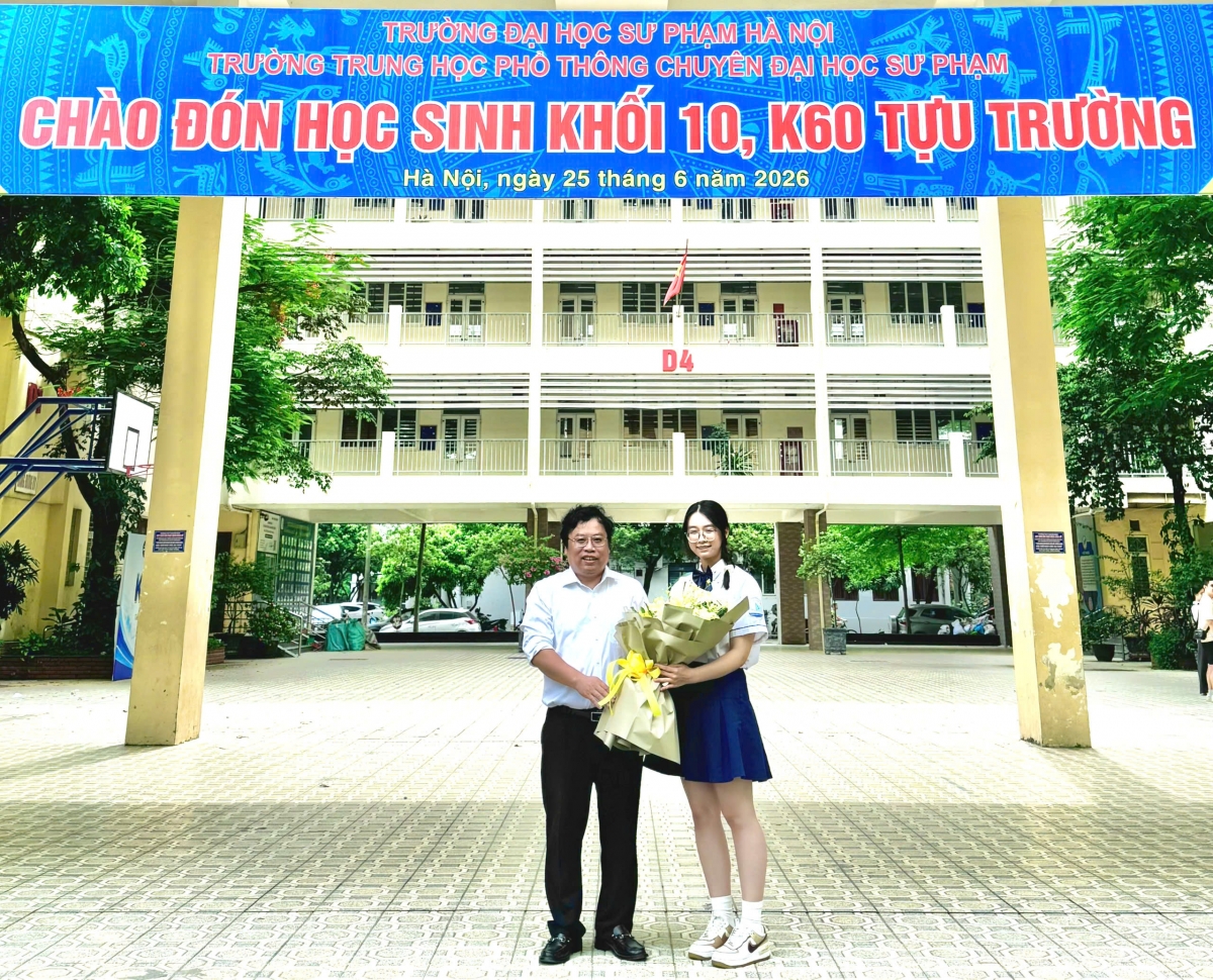Thủ khoa Hoàng Hương Giang cùng thầy Trương Trọng Khánh, chủ nhiệm lớp Toán 1-K57