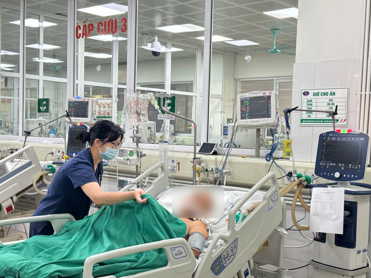 Bệnh nhân Đ.V.C đang điều trị tại Bệnh viện Bệnh nhiệt đới TW (Ảnh: BVCC)