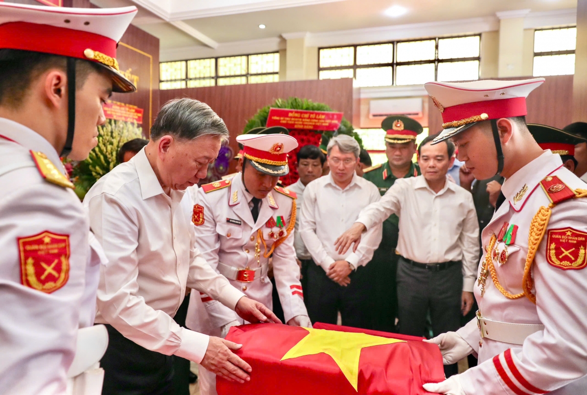 Tổng Bí thư, Chủ tịch nước Tô Lâm viếng các hài cốt liệt sĩ, đồng bào hy sinh trong cuộc Tổng tiến công và nổi dậy Xuân Mậu Thân 1968 vừa được tìm thấy, cất bốc tại Công viên Lê Thị Riêng, đồng thời thực hiện nghi thức phủ cờ Tổ quốc lên hài cốt liệt sĩ. (Ảnh: BTC)